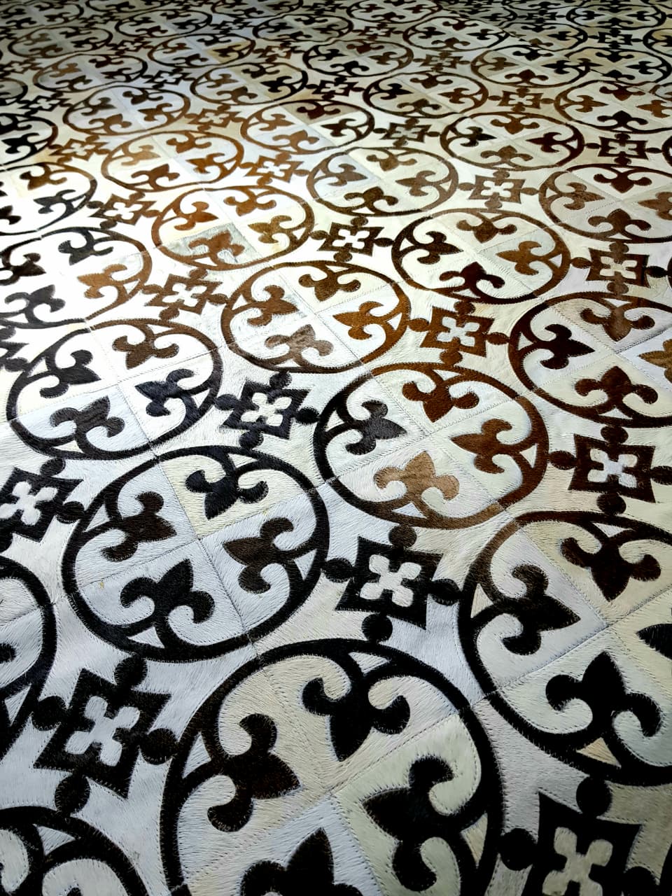 سجادة جلد طبيعي يدوي – الزهرة (فاتح) - Image 5