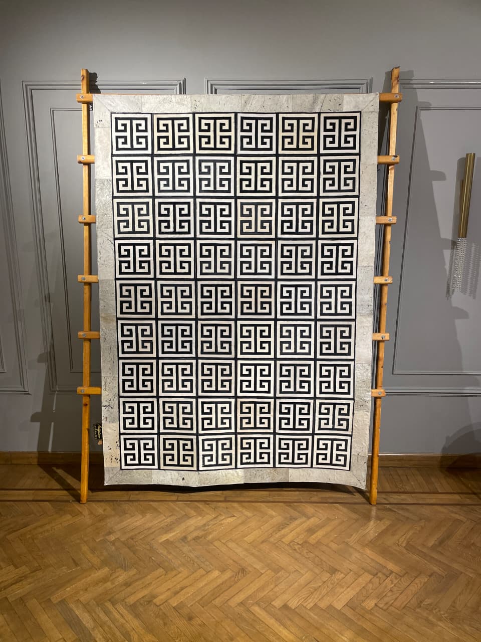 سجادة جلد طبيعي يدوي – فيرساتشي فريم سادة